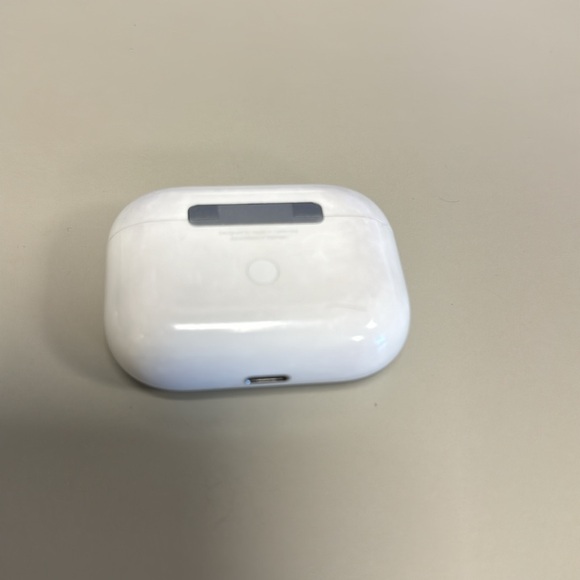 AirPods Pro MagSafe charging case, no AirPods - Picture 2 of 4